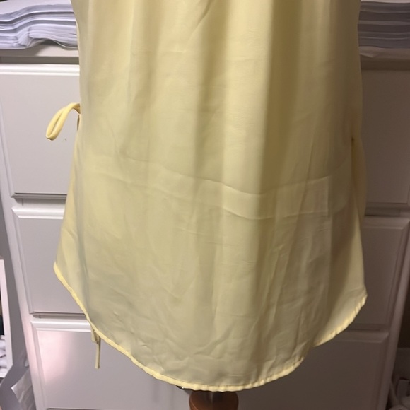 Yellow strappy top with cross over front and tie at the side, new without tags - Picture 6 of 9